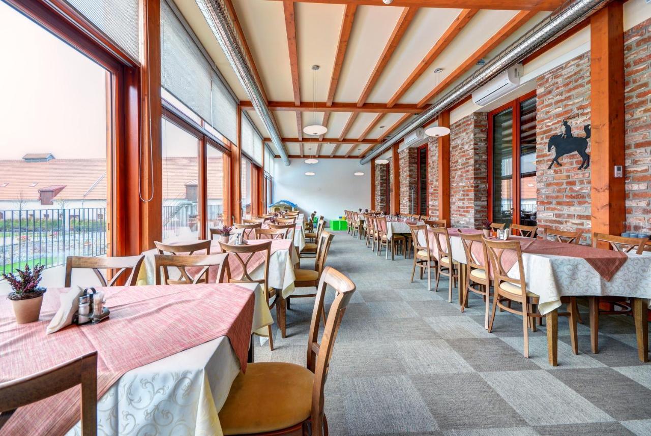 Hotel Zamek Valec Vladislav 외부 사진